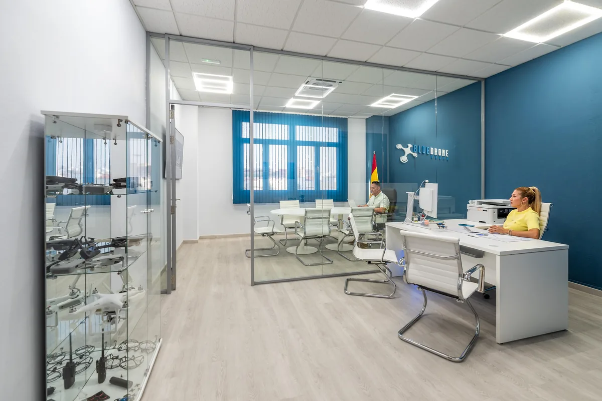 Sede de Bluedrone Formación en Chiclana de la Frontera, con sala de formación y vitrina de aeronaves